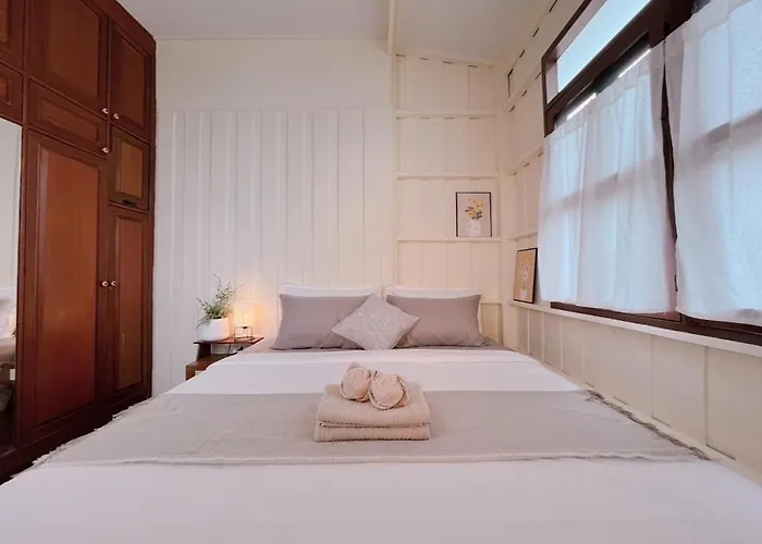 Entire House 3br - White And Bangkok