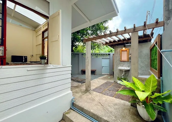 Ferienhaus Entire House 3br - White And