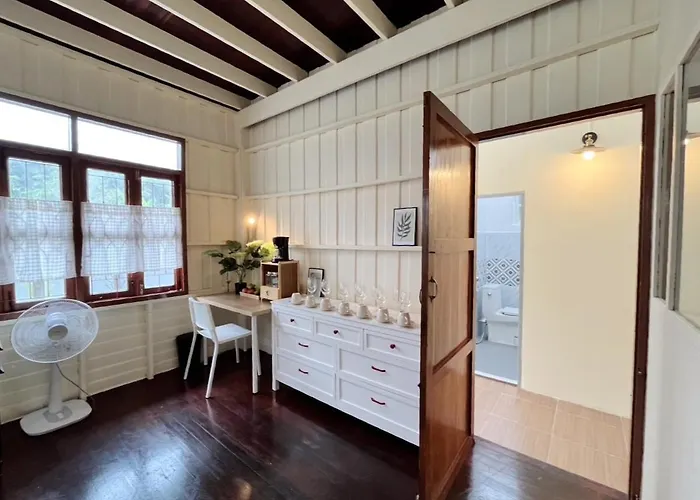 Ferienhaus Entire House 3br - White And