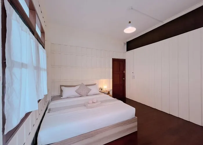 Entire House 3br - White And Bangkok